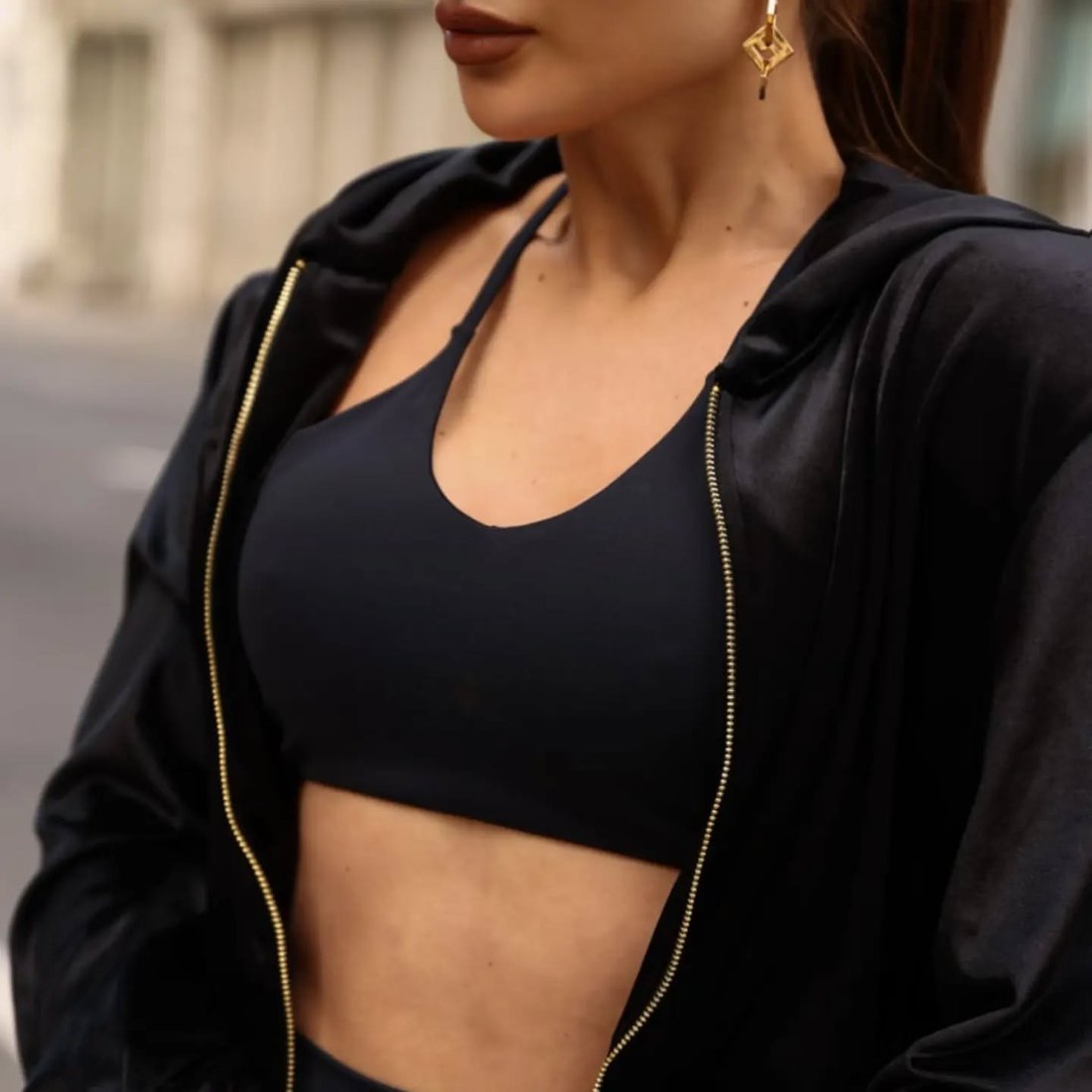 Modelo com conjunto preto e jaqueta Duzani